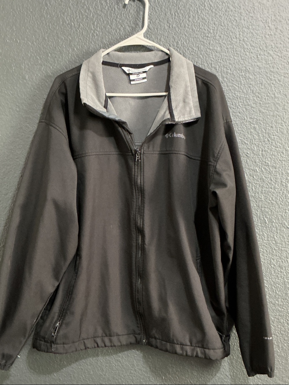 Columbia Black Softshell Jacket with Light Gray Collar